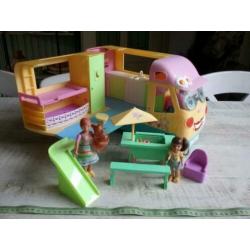 Vintage camper met poppetjes