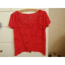 Object: Rood Shirt met Opengewerkt Motief maat S