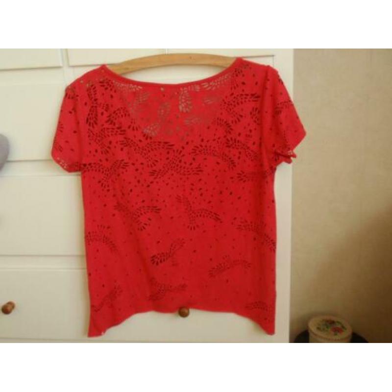 Object: Rood Shirt met Opengewerkt Motief maat S
