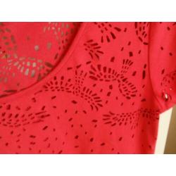 Object: Rood Shirt met Opengewerkt Motief maat S