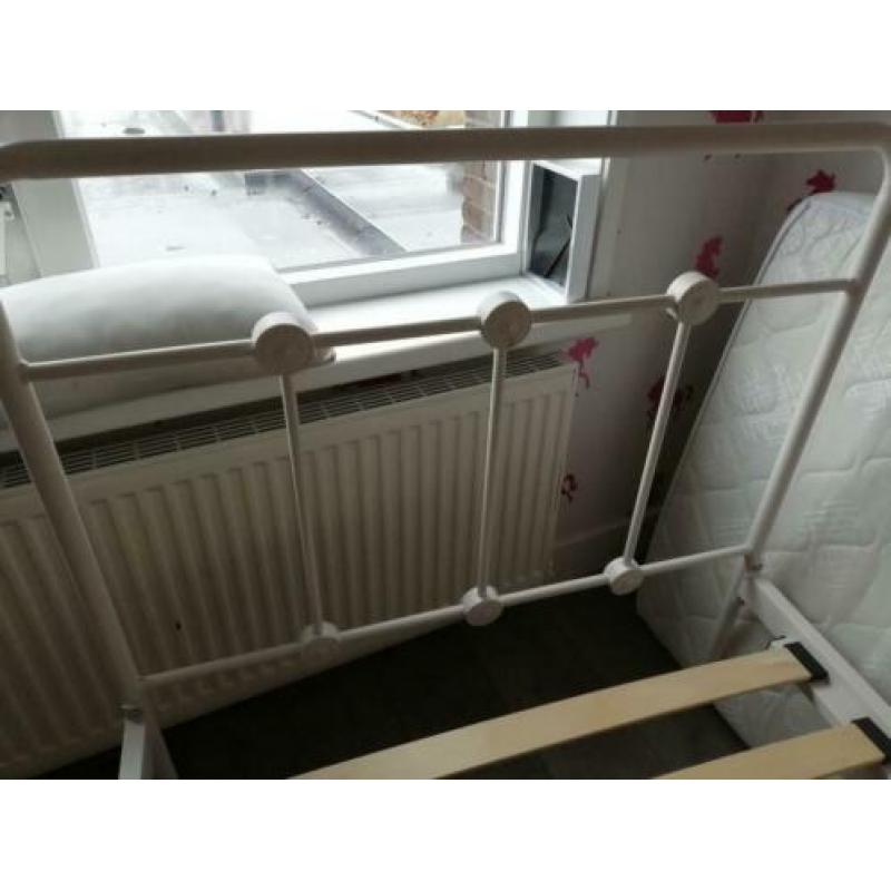 Net 1 persoonsbed met lattenbodem en matras