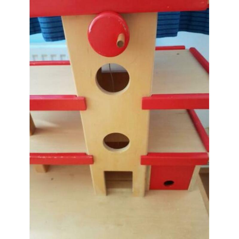 Mooie, stevige garage met evt houten tafeltje erbij!