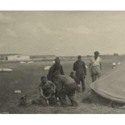 WOII foto : Duitsers bij tent op veldvliegveld met bommen