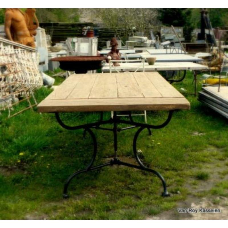 Robuuste Tuintafel uit Oude, Hardhouten Scheepsplanken
