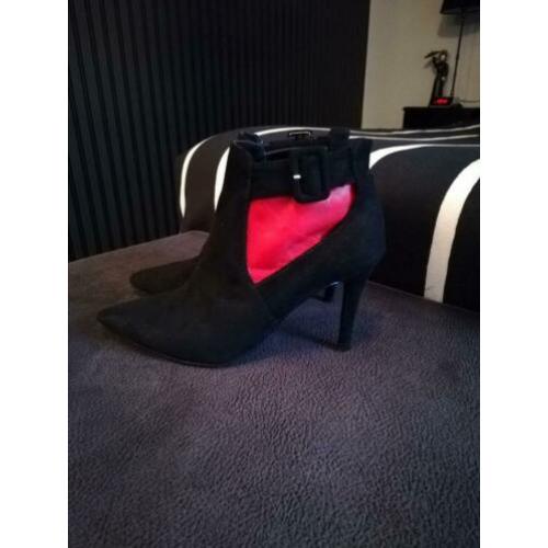 Prachtige nieuwe zwart / Rood enkellaarsjes..maat 39.15.-
