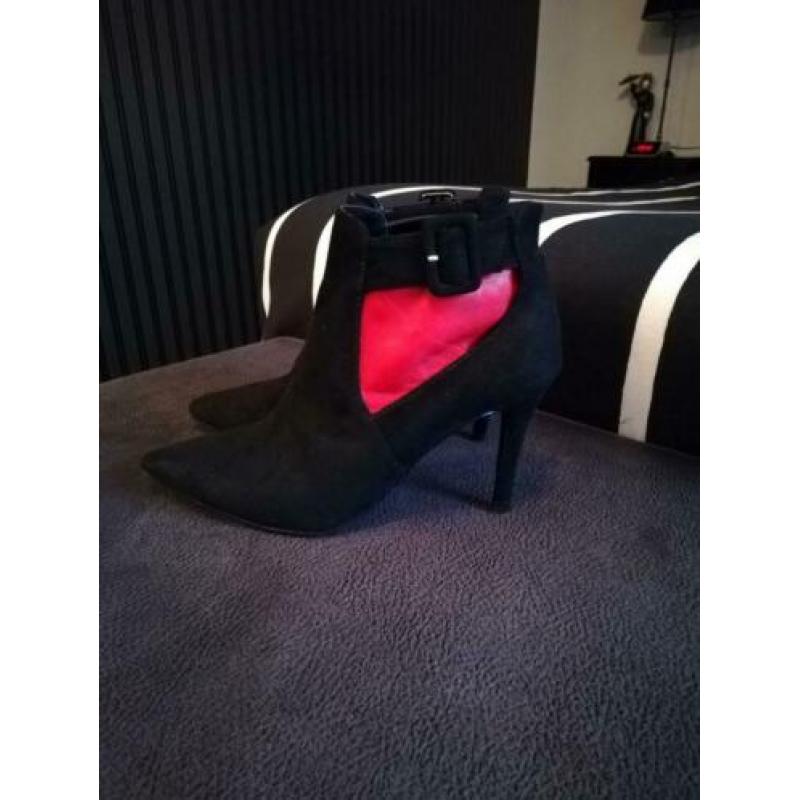 Prachtige nieuwe zwart / Rood enkellaarsjes..maat 39.15.-