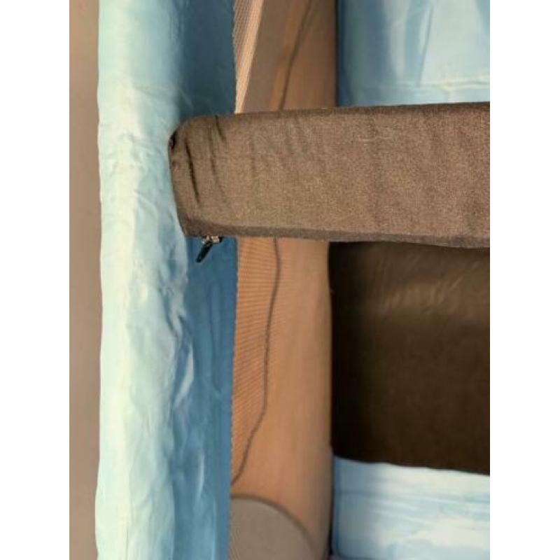 Twee campingbedjes (blauw & zwart) gratis matras