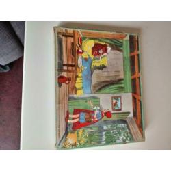 rood kapje.houten stukjes 24x . 1 klein stukje gelijmd .zeer
