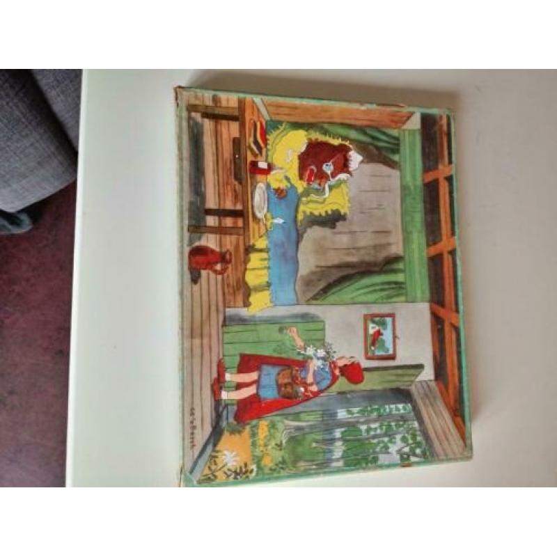 rood kapje.houten stukjes 24x . 1 klein stukje gelijmd .zeer