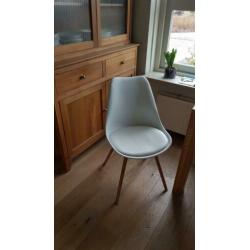Te koop 2 leuke witte stevige kuip stoeltjes.