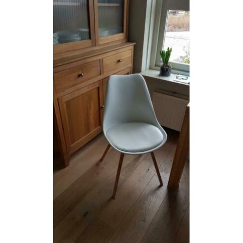 Te koop 2 leuke witte stevige kuip stoeltjes.