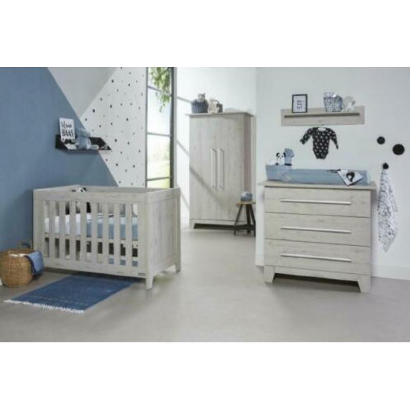 Kinder/babykamer compleet commode - kledingkast en ledikant