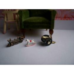 Houten kinderstoel met inklapbaar blad miniatuur 1:12