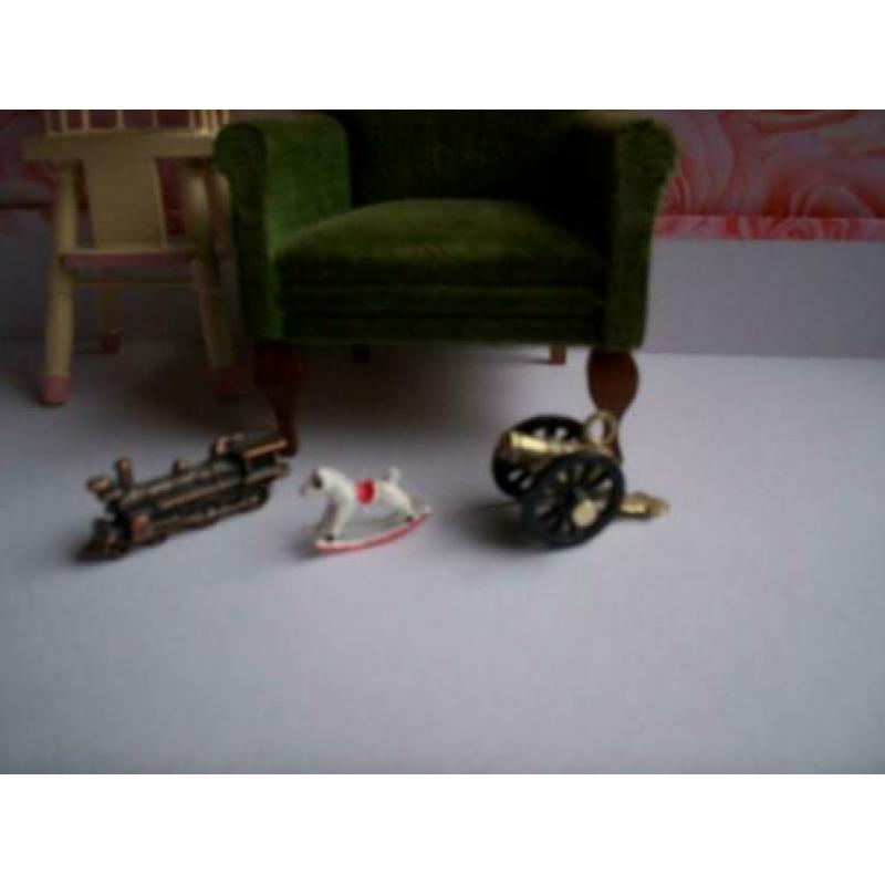 Houten kinderstoel met inklapbaar blad miniatuur 1:12