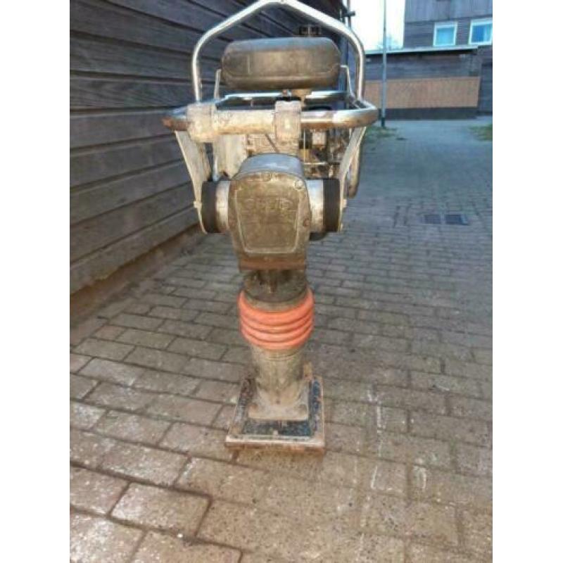 Trilplaat stamper