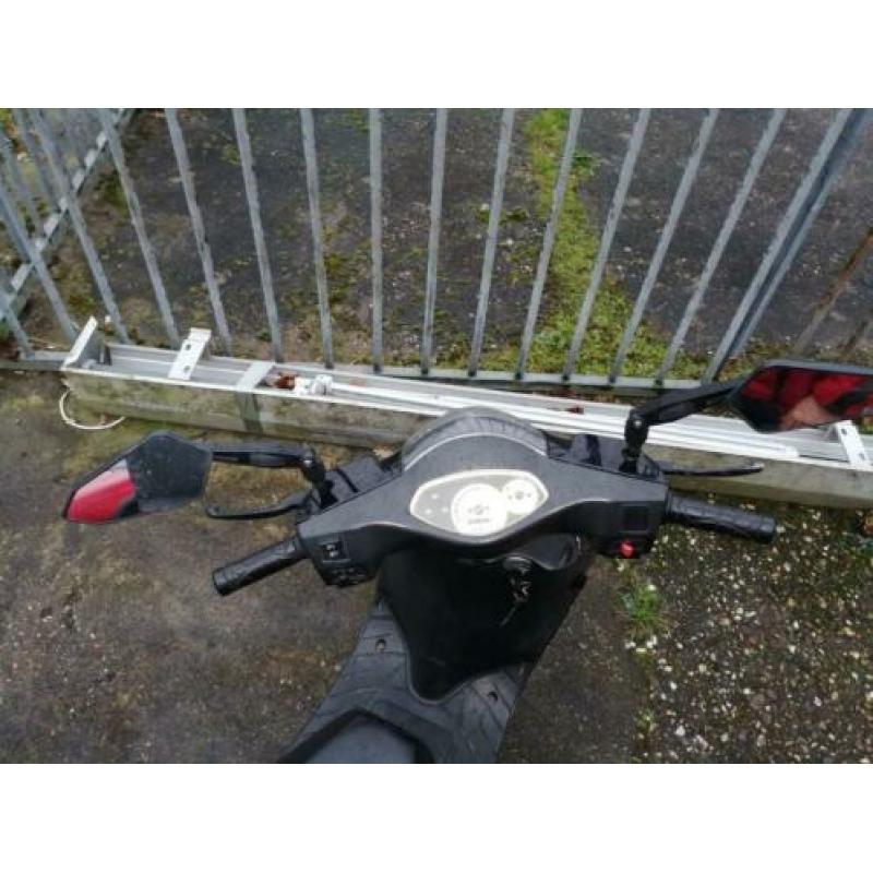 Lasouris Brom scooter (Zip model) bouwjaar 2016,