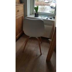 Te koop 2 leuke witte stevige kuip stoeltjes.