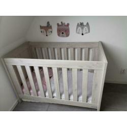 Kinder/babykamer compleet commode - kledingkast en ledikant