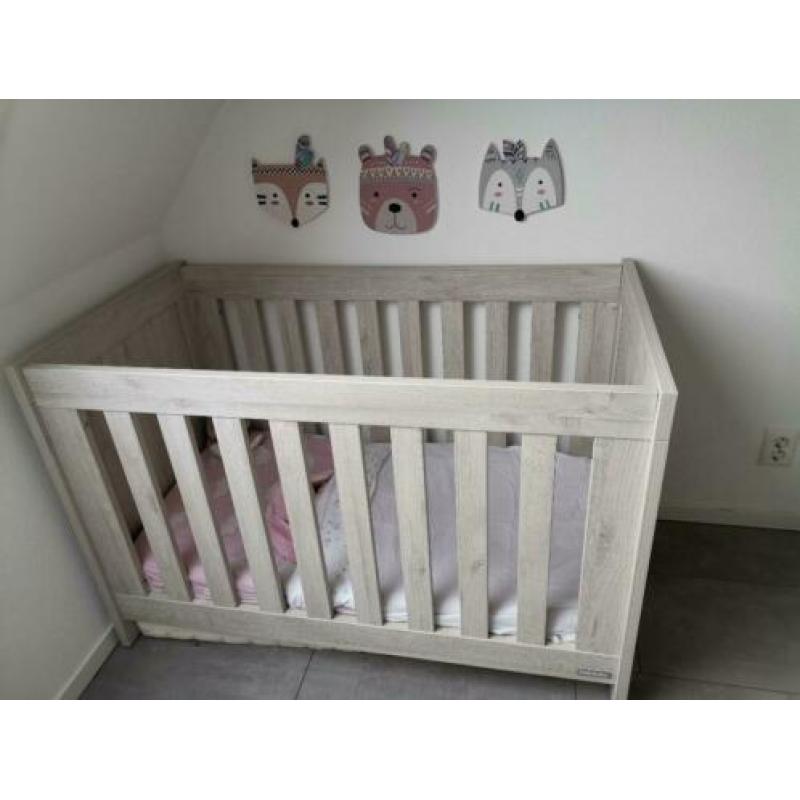 Kinder/babykamer compleet commode - kledingkast en ledikant