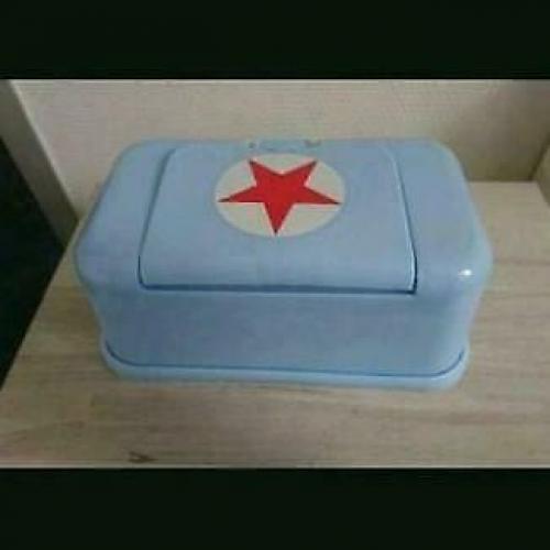 Funky box lichtblauw met rode ster billendoekjes doos