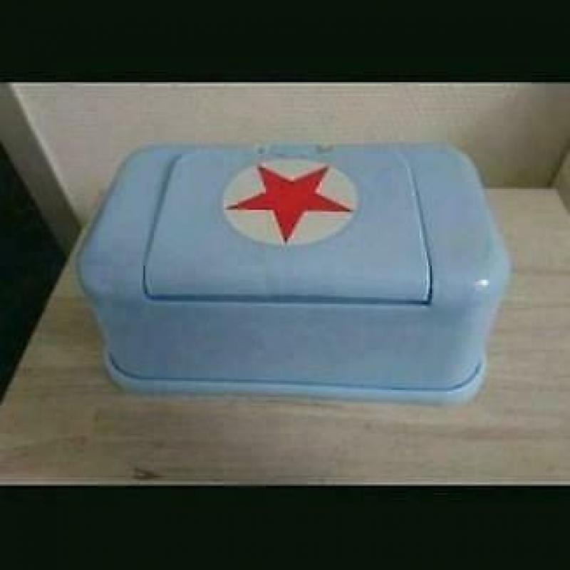 Funky box lichtblauw met rode ster billendoekjes doos