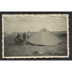 WOII foto : Duitsers bij tent op veldvliegveld met bommen