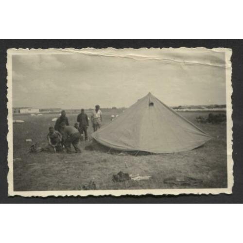 WOII foto : Duitsers bij tent op veldvliegveld met bommen