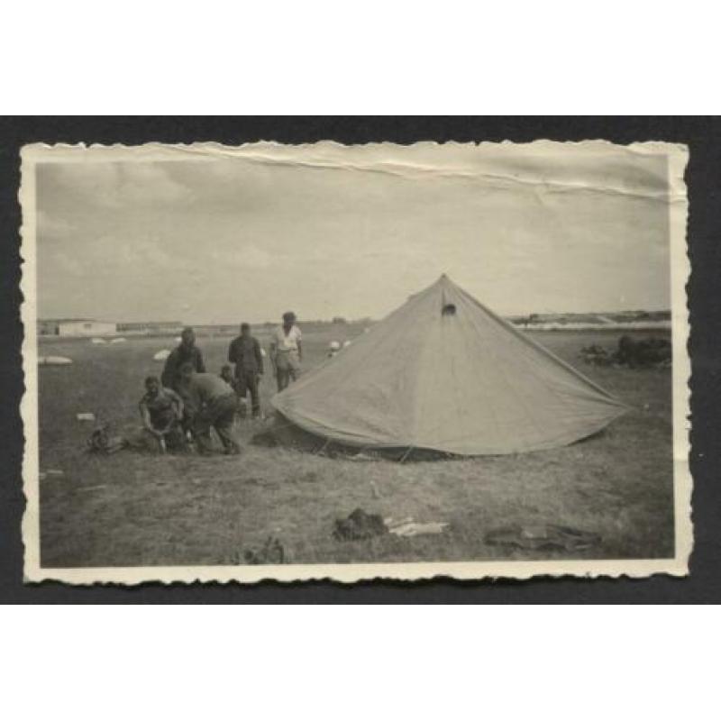 WOII foto : Duitsers bij tent op veldvliegveld met bommen