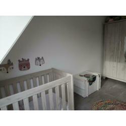 Kinder/babykamer compleet commode - kledingkast en ledikant
