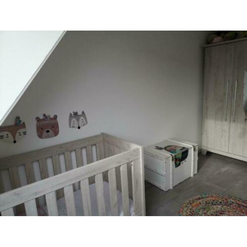 Kinder/babykamer compleet commode - kledingkast en ledikant