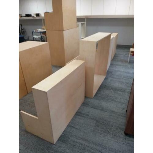Blokken voor etalage gebruikt populier multiplaat. 18 mm