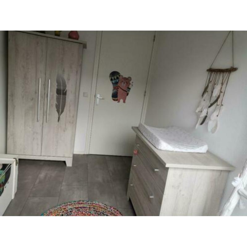 Kinder/babykamer compleet commode - kledingkast en ledikant
