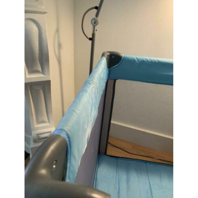 Twee campingbedjes (blauw & zwart) gratis matras