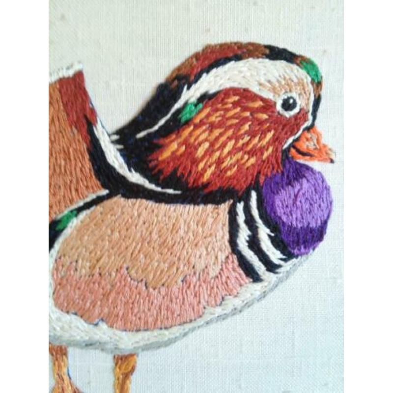 Geborduurd vogeltje in lijst