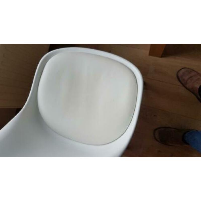 Te koop 2 leuke witte stevige kuip stoeltjes.
