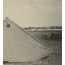 WOII foto : Duitsers bij tent op veldvliegveld met bommen