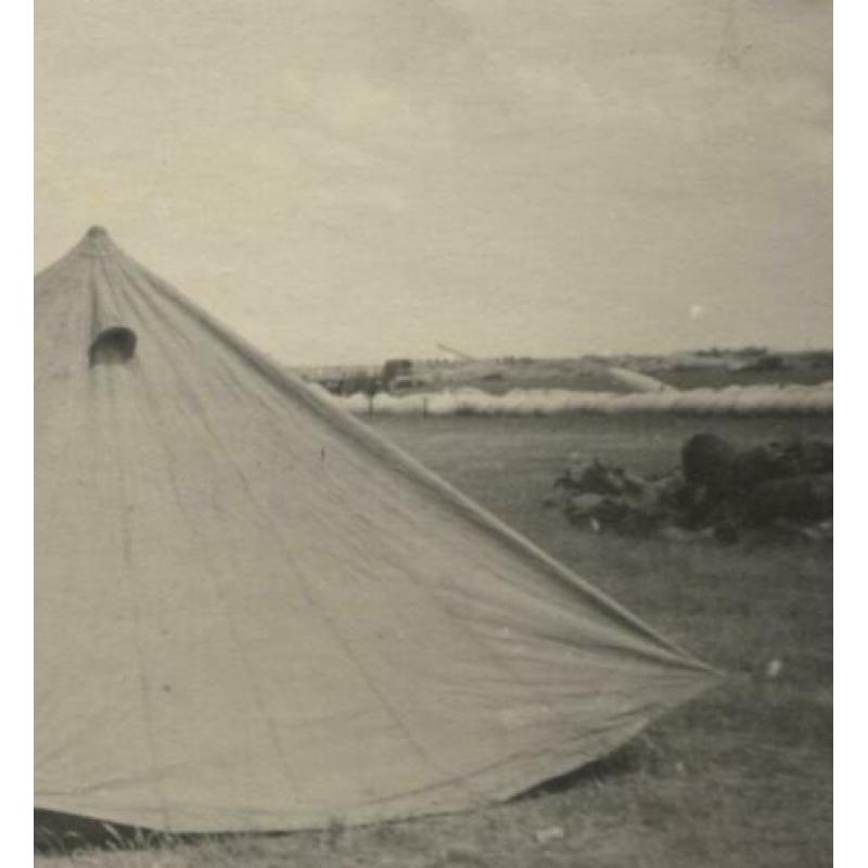 WOII foto : Duitsers bij tent op veldvliegveld met bommen