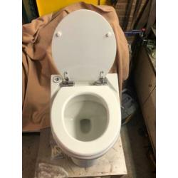 Closetpot met ingebouwde sanybroyeur in nette staat