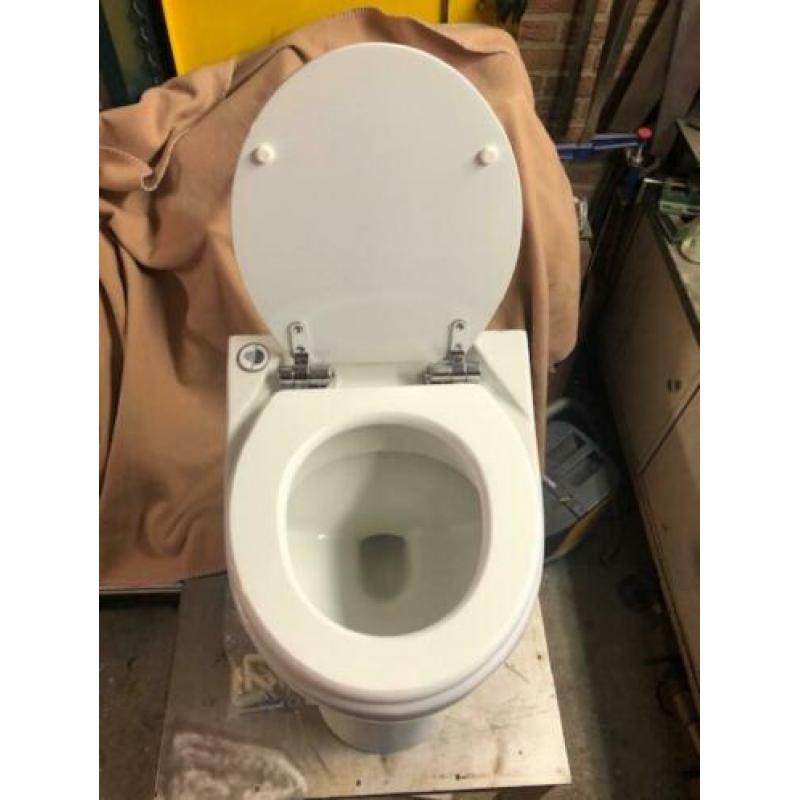 Closetpot met ingebouwde sanybroyeur in nette staat