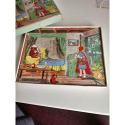 rood kapje.houten stukjes 24x . 1 klein stukje gelijmd .zeer
