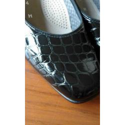 Mooie schoen met lakprint. Maat 38. Zwart.
