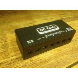 Zeer kleine voeding voor 6 effectpedalen.