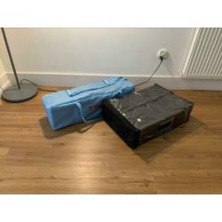 Twee campingbedjes (blauw & zwart) gratis matras