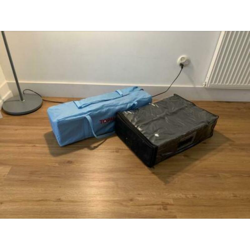 Twee campingbedjes (blauw & zwart) gratis matras