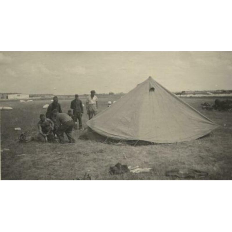 WOII foto : Duitsers bij tent op veldvliegveld met bommen