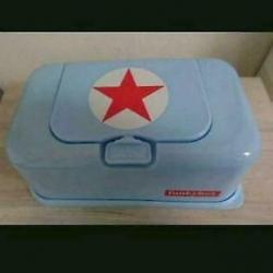 Funky box lichtblauw met rode ster billendoekjes doos