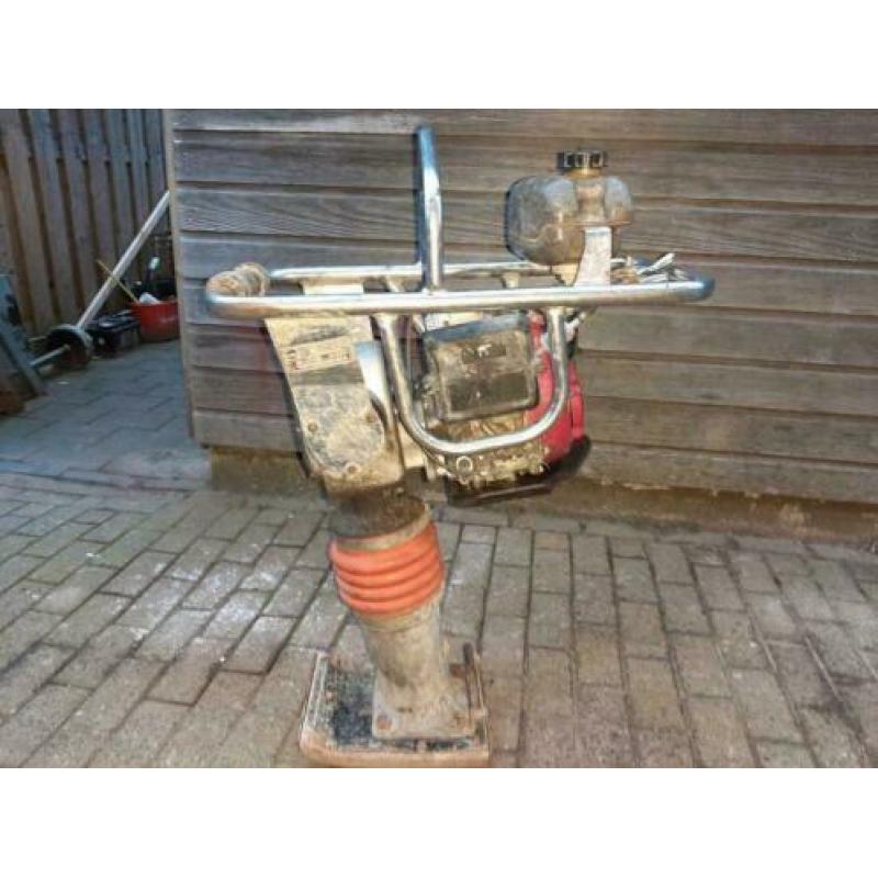 Trilplaat stamper