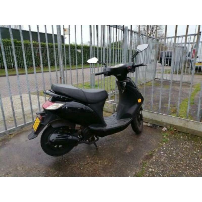 Lasouris Brom scooter (Zip model) bouwjaar 2016,