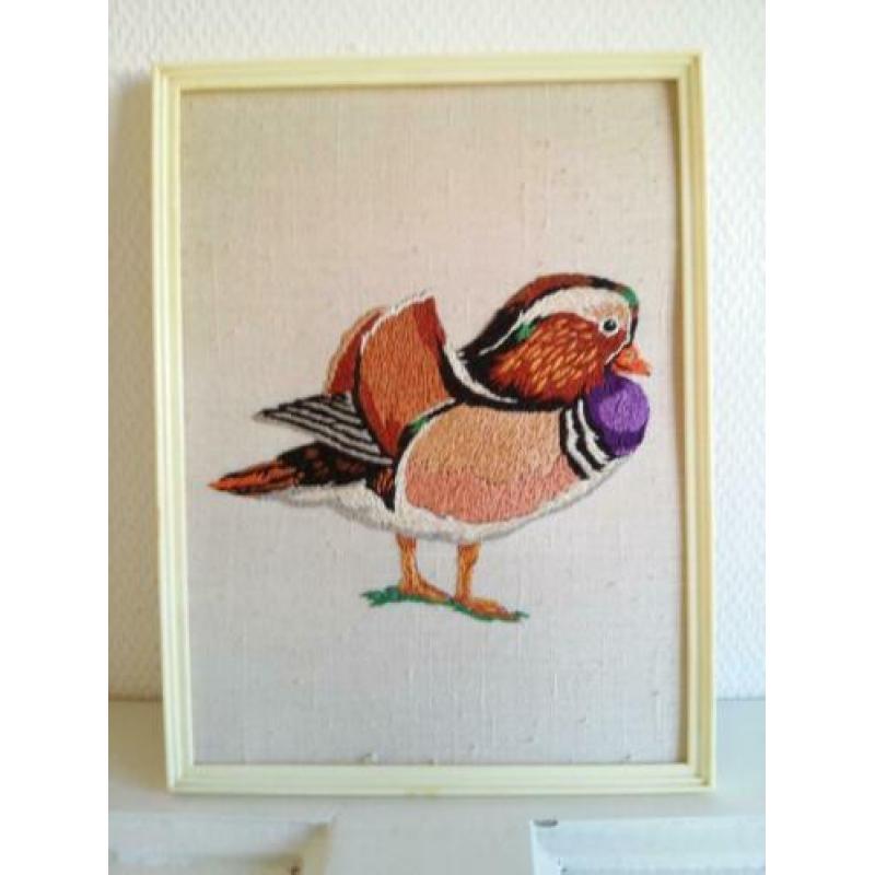 Geborduurd vogeltje in lijst