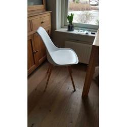 Te koop 2 leuke witte stevige kuip stoeltjes.
